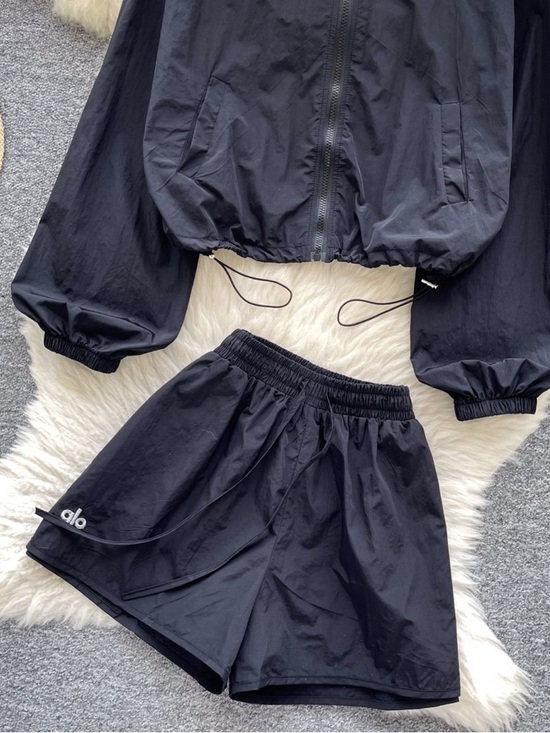 Alo yoga black cropped half-zip windbreaker with elastic waist shorts M - Picture 3 of 3
